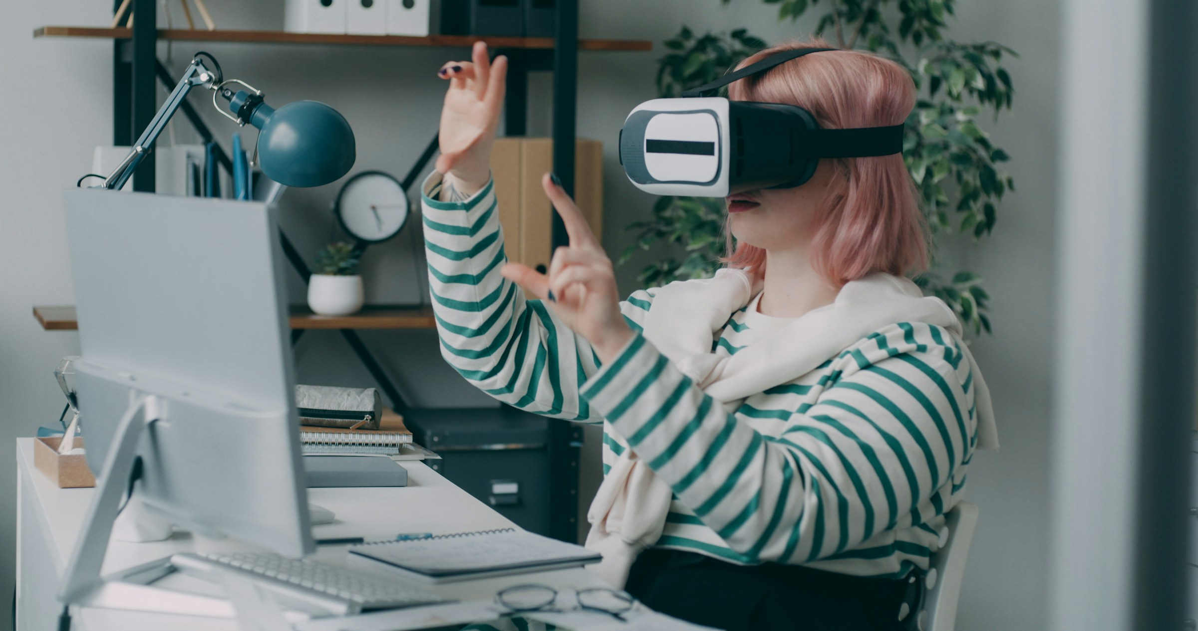 Kobieta z VR - Innowacyjne Wsparcie
